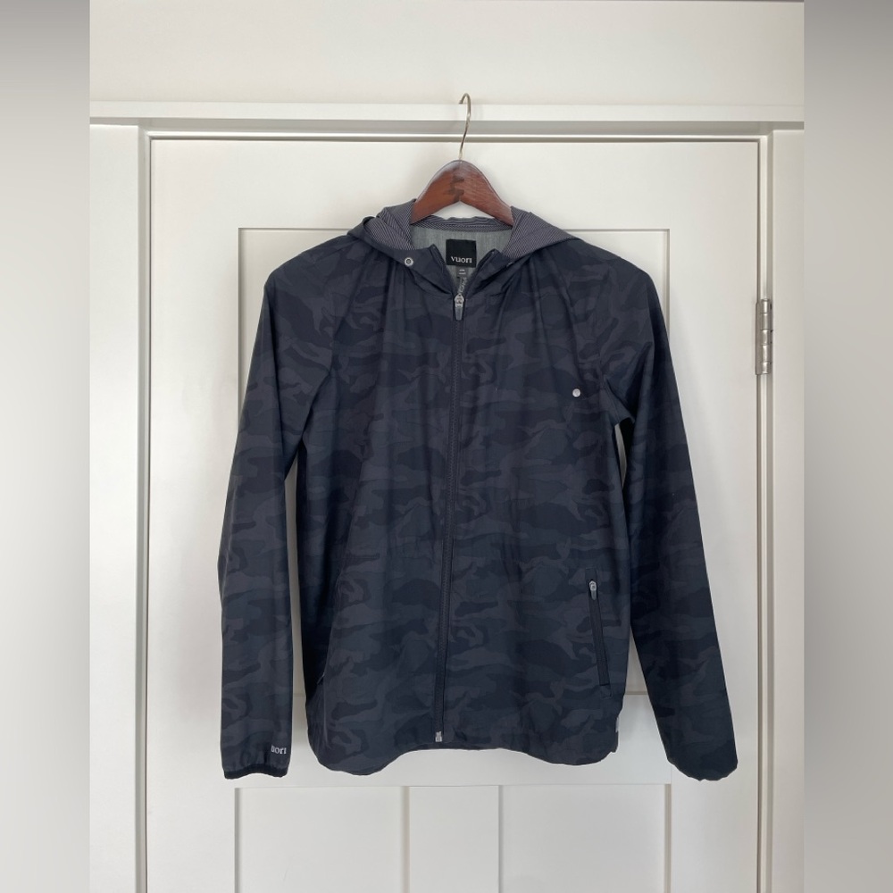 Vuori Women's Dark Gray Camouflage Windbreaker